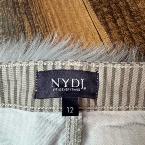 NYDJ
Joni High-Rise Relaxed Capri in Sandbar Stripe - Picture 5 of 8